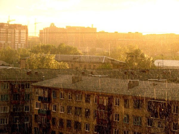 Жёлтый дождь стучит по крышам