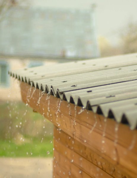 Дождь стекает с крыши