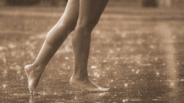 Босиком по лужам под дождем