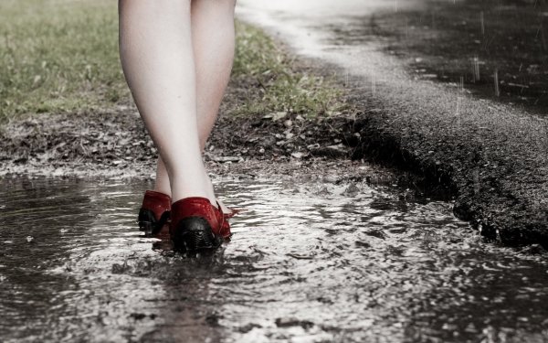 Женские ноги в луже