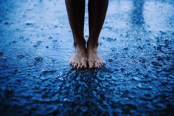 Женские ноги в луже
