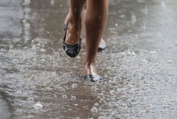 Девушка по лужам