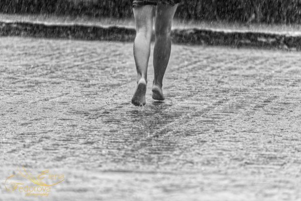 Девушка бежит под дождем