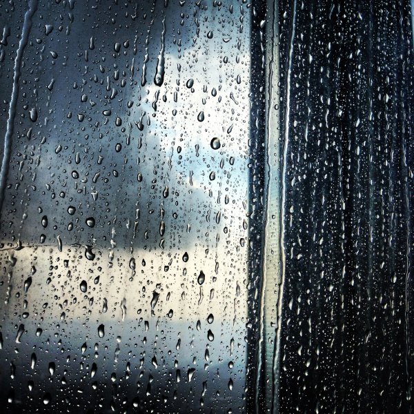 Капли дождя на окне
