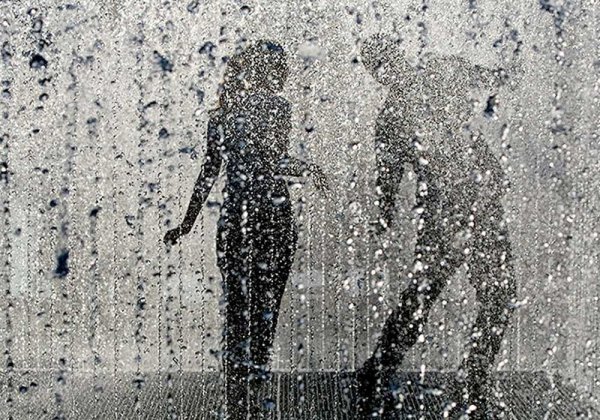 Пара танцует под дождем