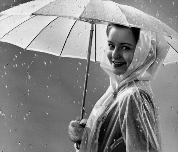 В плаще под дождем