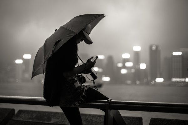 Человек с зонтом под дождем