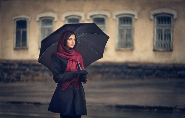 Девушка в пальто