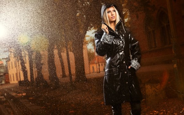 Красивая девушка в плаще