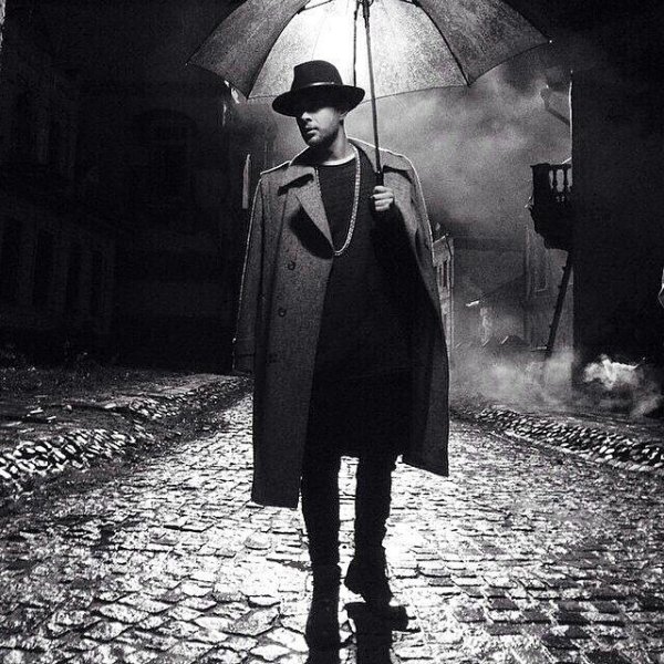 Мужчина в плаще и шляпе