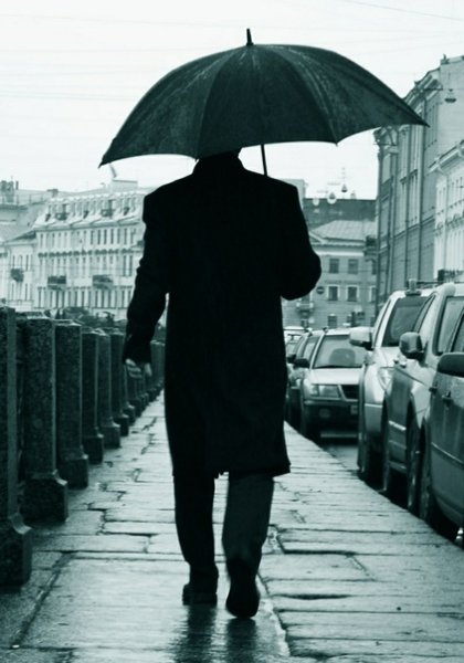 Мужчина под зонтом