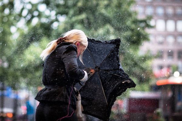 Блондинка под зонтом в дождь