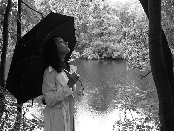 Женщина под осенним дождем