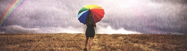 Человек под дождем и радугой
