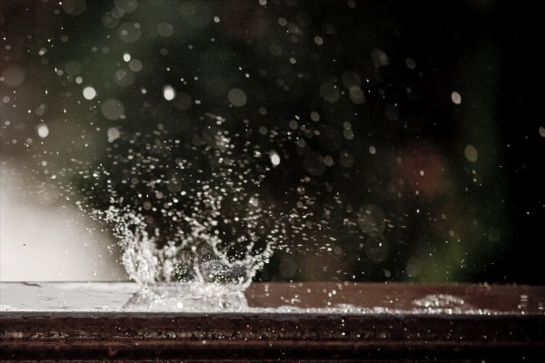 Барабанит дождь