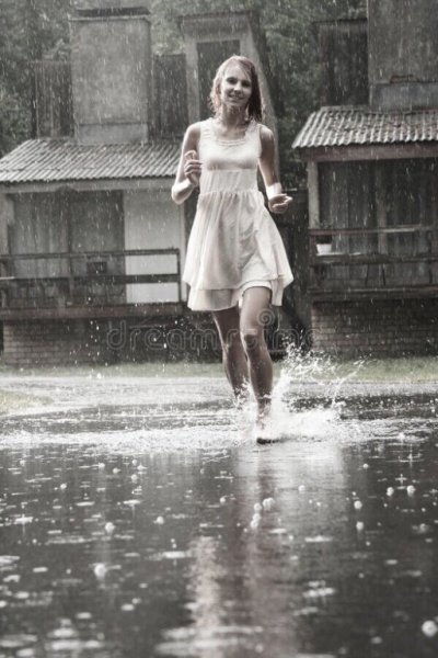 В платье под дождем