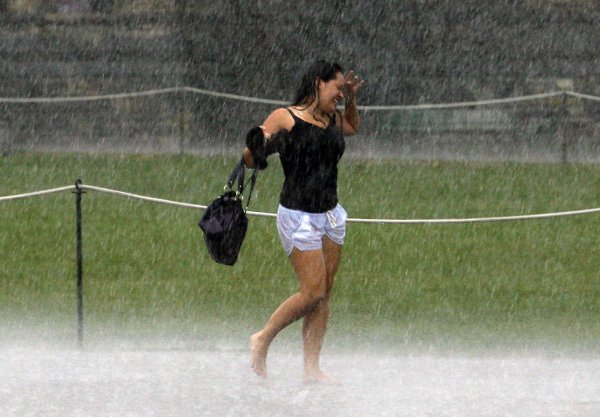 Девушка бежит под дождем