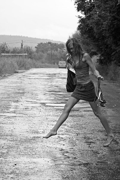 Девушка бежит
