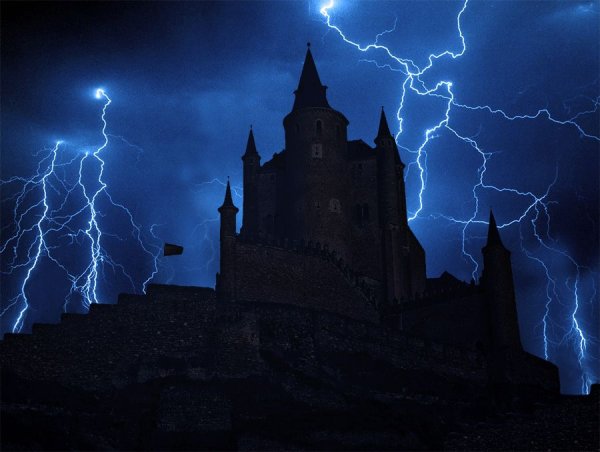 Замок Дракулы ночью