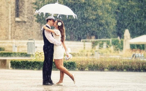 Свадебная фотосессия под дождем летом