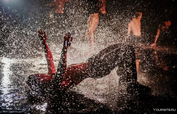Девушка танцует под дождем