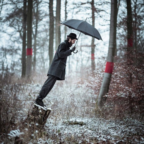 Мужчина с зонтом