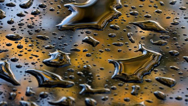 Капли воды на поверхности