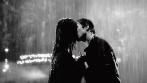 Пара под дождём Эстетика