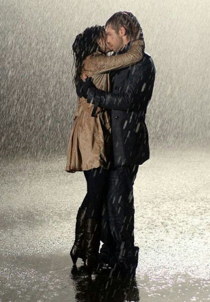 Пара под дождем