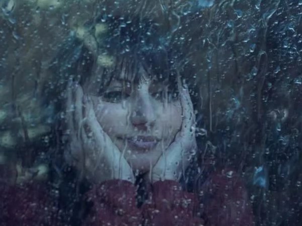 Девушка за окном дождь