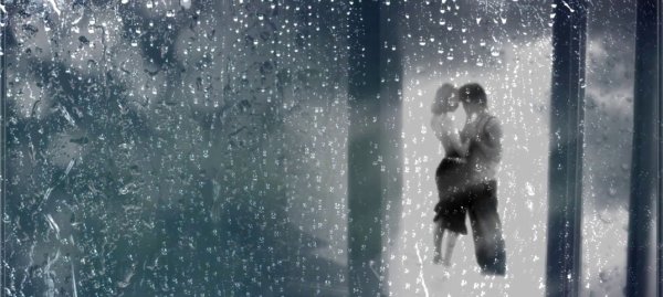 Влюбленные у окна в дождь