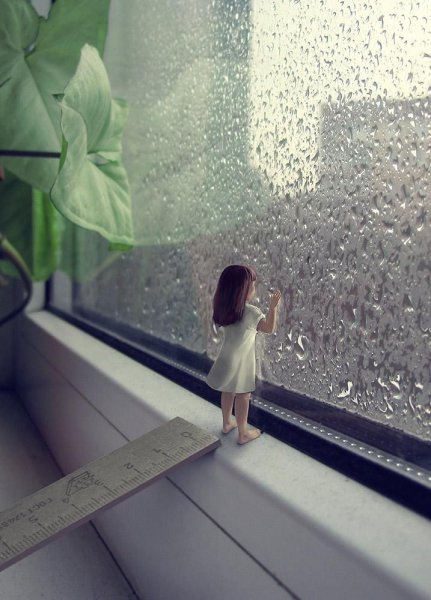 Девушка за окном дождь