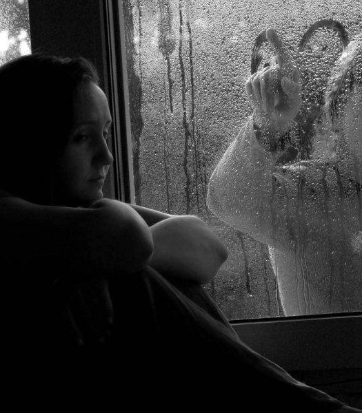 Мужчина и женщина за стеклом