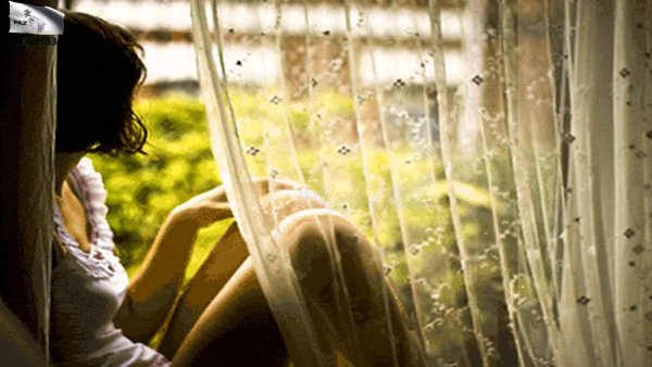 Анимации девушка у окна с занавесками