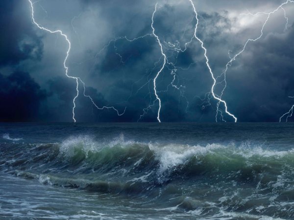 Молния в море