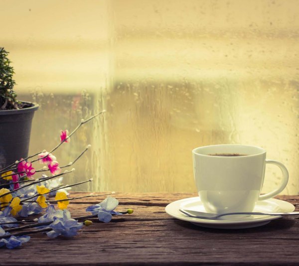 Чашка кофе на подоконнике