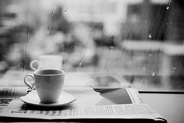 Чашка кофе и дождь за окном