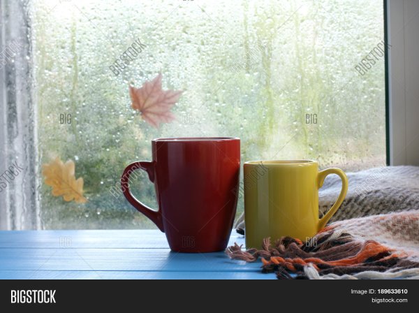 Кружка чая на подоконнике дождь