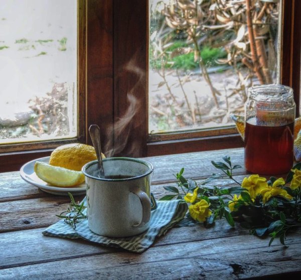 Кружка чая на окне