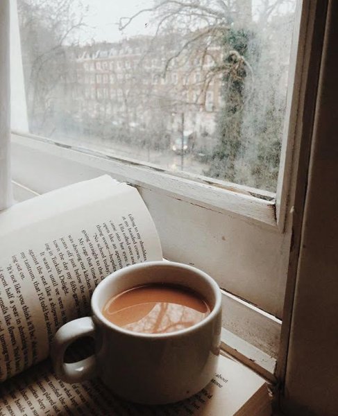 Чашка кофе у окна