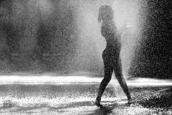 Силуэт девушки под дождем