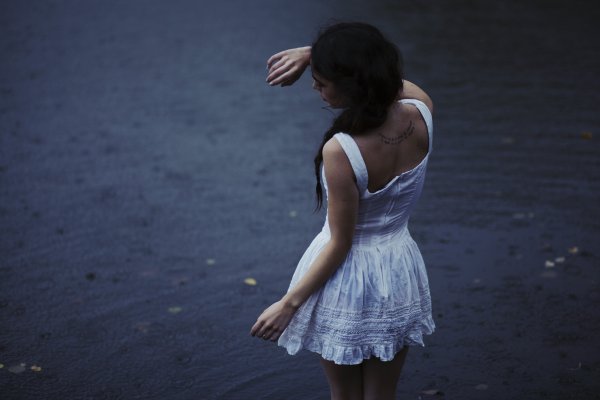 Девушка в платье под дождем