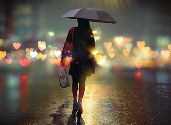 Уходящая девушка дождь