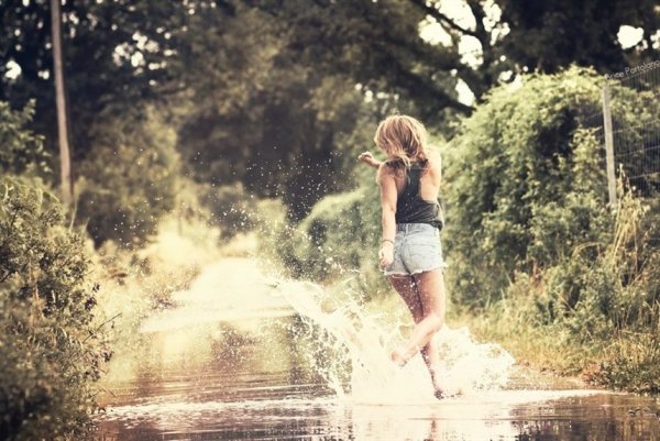Девушка бежит по лужам