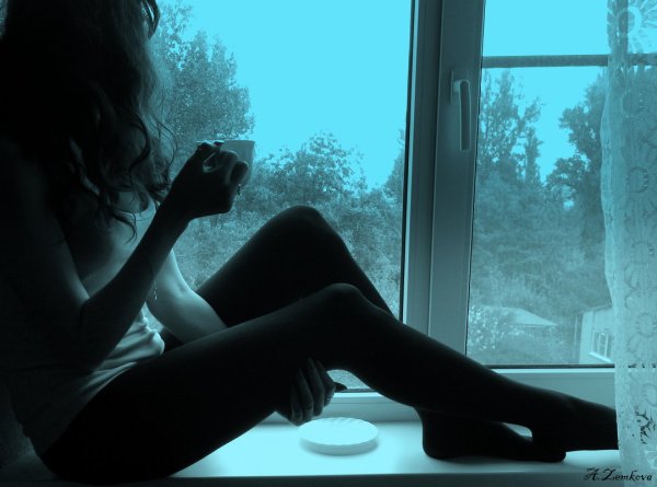 Сидя на окне