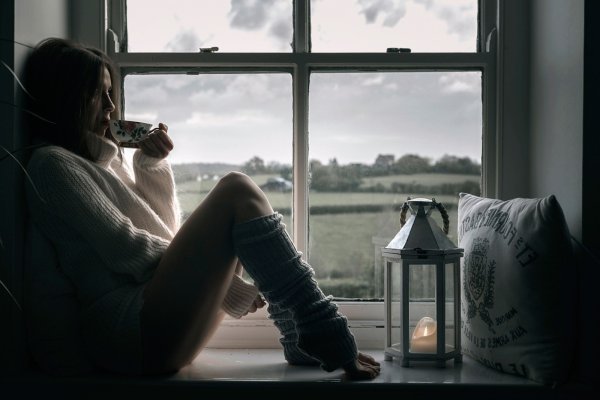 Человек на подоконнике