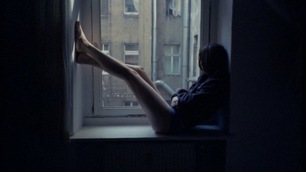 Девочка на подоконнике ночь