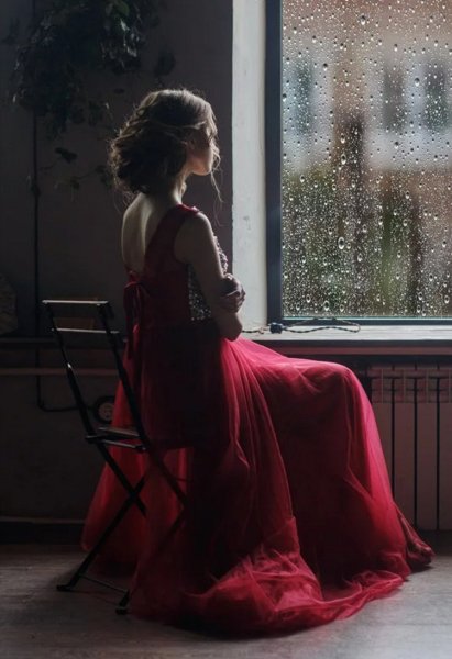 Девушка возле окна