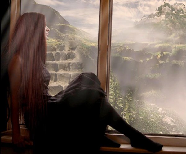 Грустная девушка на подоконнике