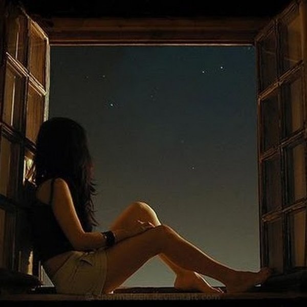 Брюнетка у окна